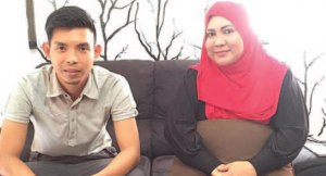 Anuar Hidayat Abdul Aziz (left) and Siti Maimunah Razalie (right), the owners of Eating-Crabs.com